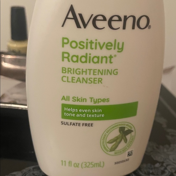 Positively Radiant Brightening Cleanser and Scrub Set - Picture 13 of 17